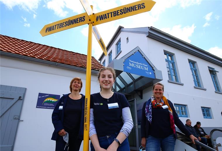 Nationalparkhaus startet wieder durch Die Museumsleiterinnen Dr. Anika Seyfferth (links) und Friederike Ehn (rechts) am Hafen von Fedderwardersiel. Jennifer Laubertz (Mitte) absolviert ein Freiwilliges Ökologisches Jahr im Nationalparkhaus und Museum.