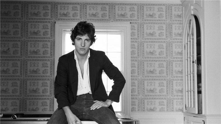Die Musikdokumentation „Bruce Springsteen, der amerikanische Freund“ zeigt ein Bild des Künstlers im Januar 1977 zu Hause in New Jersey. 