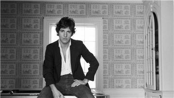 Die Musikdokumentation „Bruce Springsteen, der amerikanische Freund“ zeigt ein Bild des Künstlers im Januar 1977 zu Hause in New Jersey. 