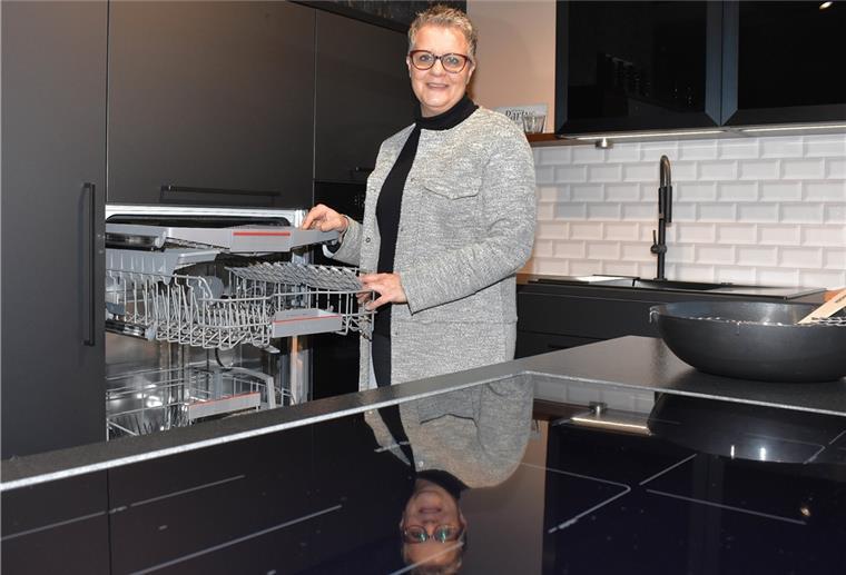 Chip-Mangel führt zu Engpässen Ellen van Daalen-Rueck im Heeslinger Küchen Platz