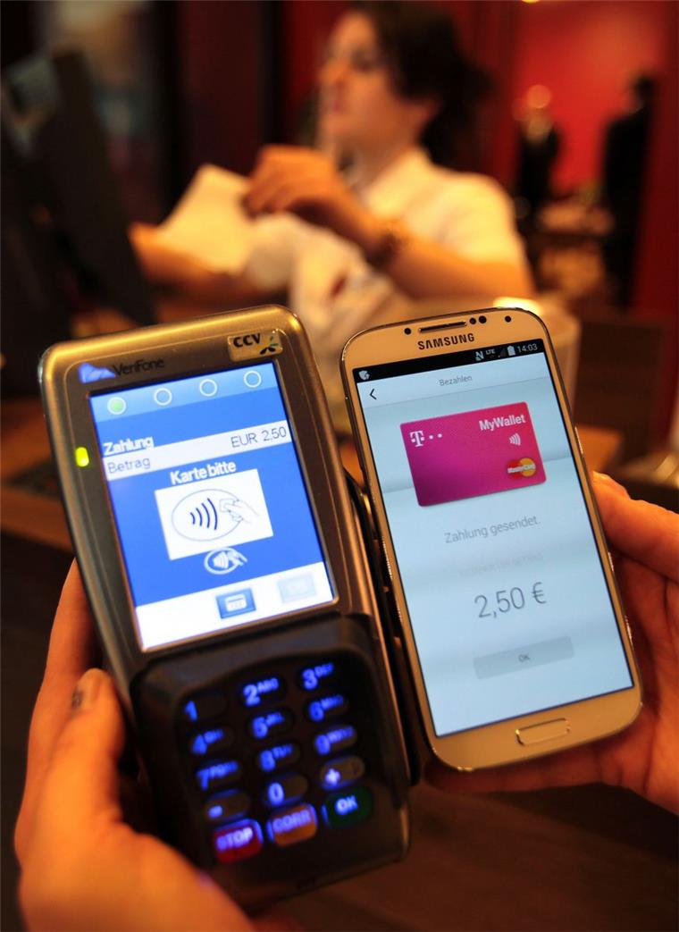 Neuer Aldi-Nord in Spaden - Kontaktloses Bezahlen mit dem Smartphone Die MyWallet-App von Telekom im Einsatz an der Kasse.