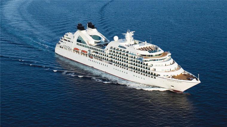 Das Foto zeigt ein weißes Kreuzfahrtschiff auf dem Meer. Die Nachfrage nach Kreuzfahrten in Japan boomt, und die Branche reagiert mit neuen Schiffen. 