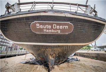 Heckansicht der abgewrackten Museumsbark "SEute Deern".