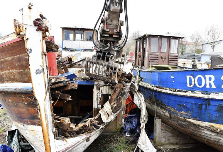 Dorum: Vom Traditionsschiff "Nordstern" bleibt nur ein Schrotthaufen Die Nationalparkschiffe "Nordstern" und "Ruth Albrecht" in Wurster Nordseeküste wurden jetzt von Baggern zerlegt.