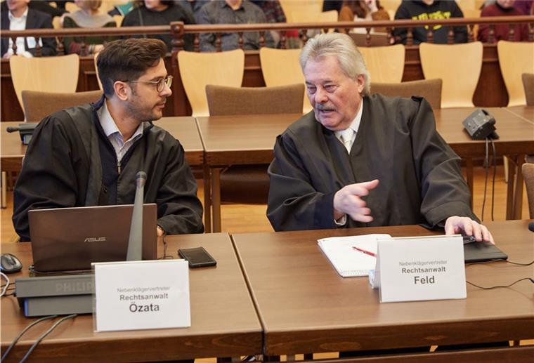 93-jähriger KZ-Wachmann erhält Jugendstrafe Die Nebenklägervertreter, die Rechtanwälte Onur U. Özata (l) und Günther Feld sitzen vor Beginn des Prozesses im Gerichtssaal.