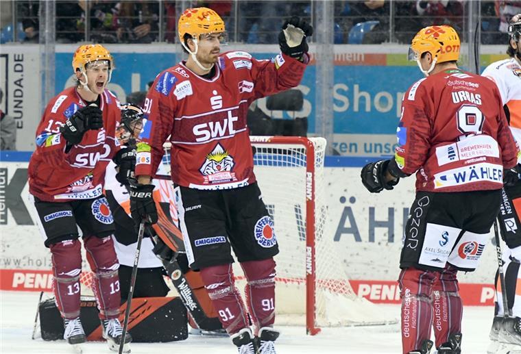 Die Negativserie ist beendet: Die slowenische Topreihe um Ziga Jeglic (v. l.), Miha Verlic und Jan Urbas zeichnete für drei Treffer der Pinguins verantwortlich.