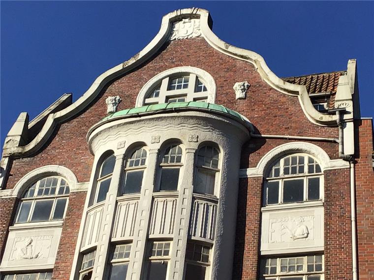 Schrottimmobilie in Bremerhaven wird saniert Die "neobarocke" Fassade des repräsentativen Wohn- und Geschäftshauses Hafenstraße 199 hat der Leher Architekt K. Cappelmann entworfen.