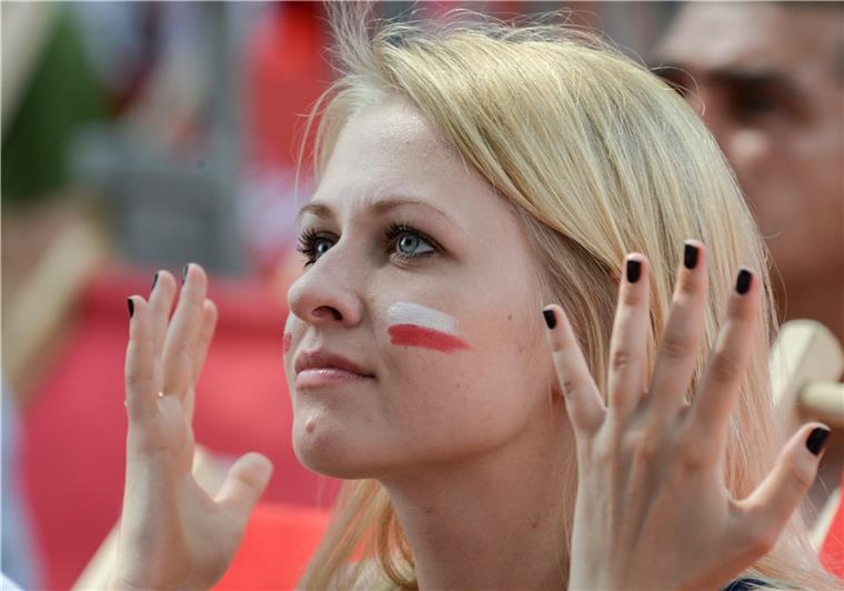 Die Nerven der polnischen Fans werden stark strapaziert. das Spiel gegen die Schweiz entscheidet sich erst im Elfmeterschießen.