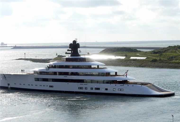 Die neue 100-Meter-Yacht von Feadship beeindruckt mit klaren Linien und markanter Bugform. Viele Details bleiben geheim – doch die Branche blickt gespannt auf Projekt 824. 