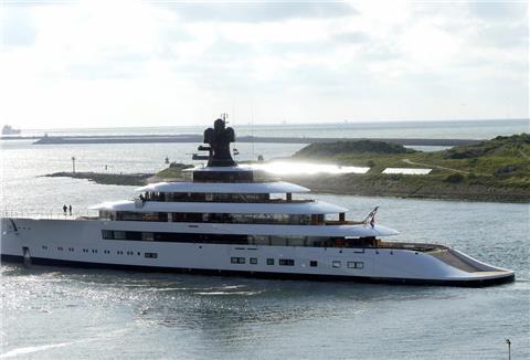 Die neue 100-Meter-Yacht von Feadship beeindruckt mit klaren Linien und markanter Bugform. Viele Details bleiben geheim – doch die Branche blickt gespannt auf Projekt 824. 