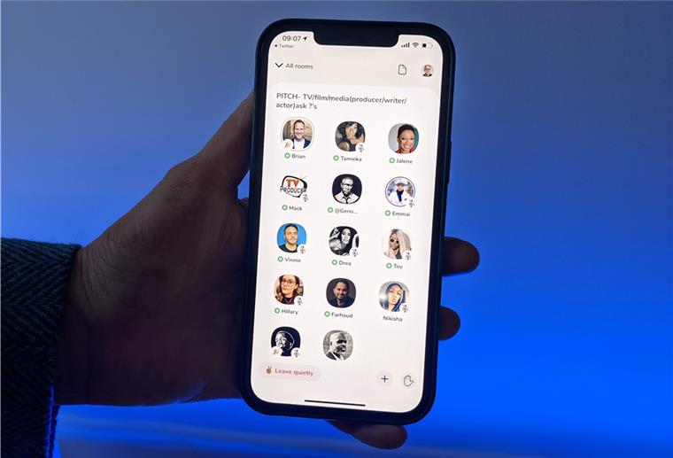 Was Euch die neue App Clubhouse bietet Die neue App Clubhouse vereint viele Menschen beim Anhören von Unterhaltungen zu allen denkbaren Themen.