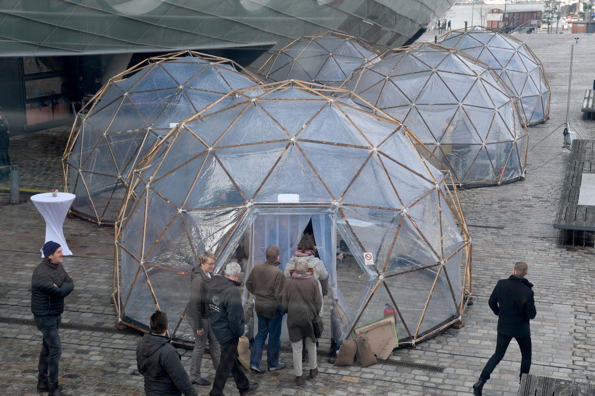 Die neue Ausstellung "Pollution Pods" vor dem Klimahaus in Bremerhaven zeigt die Luftverschmutzung in verschiedenen Städten der Welt.