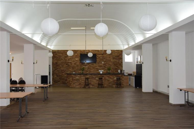 Nordenhamer Kaiserhof erstrahlt in neuem Glanz Die neue Bar in Holzoptik ist ein echter Hingucker im Veranstaltungssaal im komplett sanierten Kaiserhof.