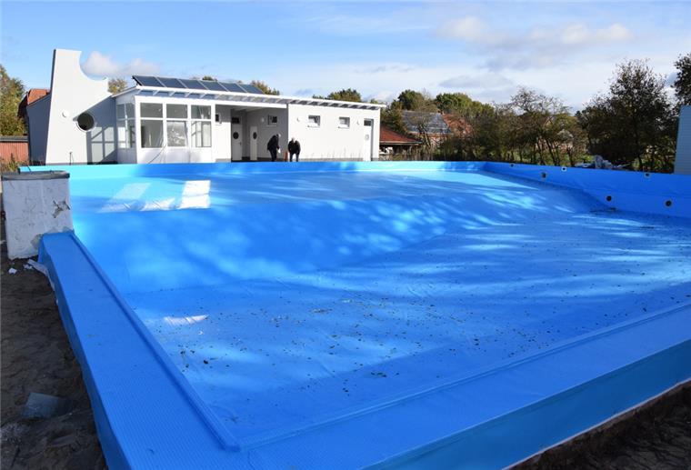 Sichtbarer Fortschritt auf Baustelle im Selsinger Freibad Die neue Beckenfolie ist nun im Selsinger Freibad ausgelegt, der sichtbarste Fortschritt auf der Baustelle.