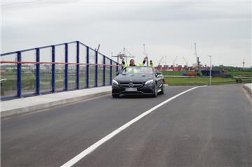 Die neue Brücke an der Berliner Straße in Brake wurde für den Verkehr freigegeben. Peter Trutnau war einer der ersten, die sie überquert haben.