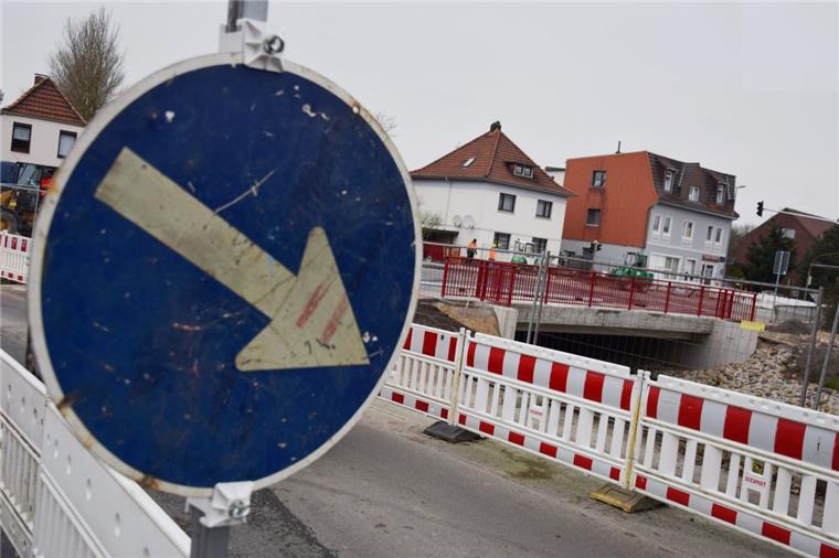 Nordenham: Für Buslinien 401 und 440 gilt bald wieder der alte Fahrplan Die neue Brücke, die in Friedrich-August-Hütte über das Blexer Sieltief führt, wird am Dienstag um 13 Uhr freigegeben. Die Busse der Linien 401 und 440 können in Nordenham dann wieder alle Haltestellen bedienen.