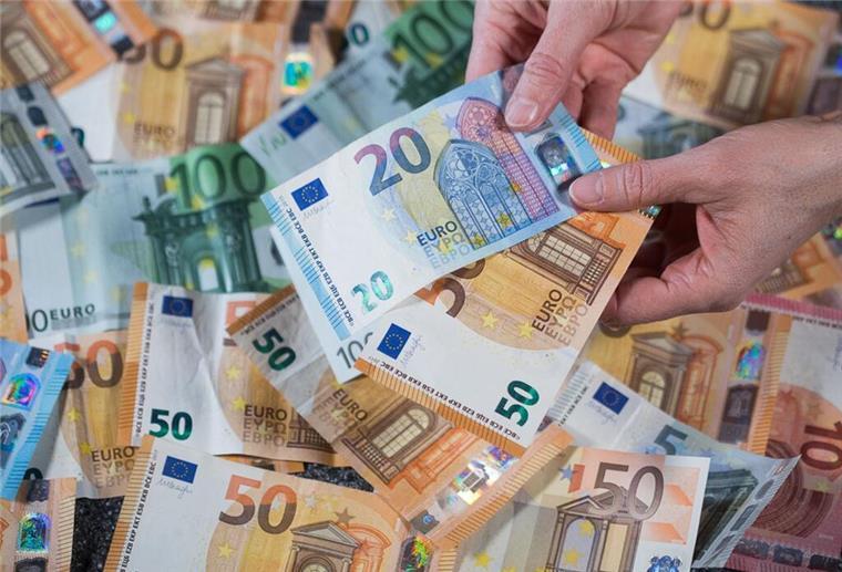 Euro-Geldscheine mit unterschiedlichen Werten liegen auf einem Tisch. Ab 2026 soll die Pendlerpauschale steigen.