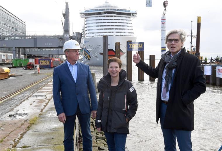 Columbuskaje: Beinahe wäre sie in die Weser gestürzt Die neue Columbuskaje wird 20 Meter vor die alte gebaut: (von links) Wasserbauer Jens Diekmann, Häfensenatorin Dr. Claudia Schilling und Bremenports-Chef Robert Howe.