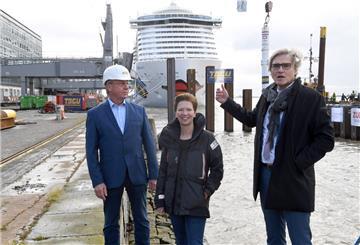Die neue Columbuskaje wird 20 Meter vor die alte gebaut: (von links) Wasserbauer Jens Diekmann, Häfensenatorin Dr. Claudia Schilling und Bremenports-Chef Robert Howe.