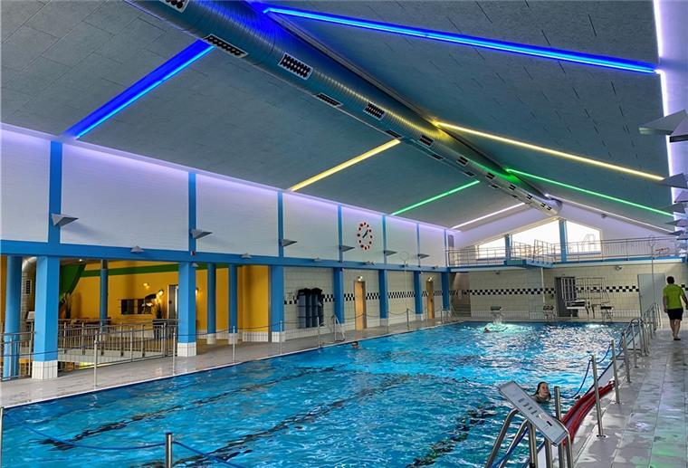 Gute und schlechte Nachrichten aus der Moortherme Ein Sportschwimmbecken mit einer neuen grauen Schallschutzdecke und blauen, gelben und grünen Leuchtstoffröhren.