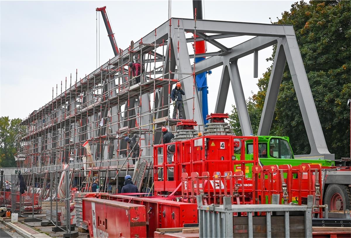 Eine neue Eisenbahnbrücke an der Cherbourger Straße-