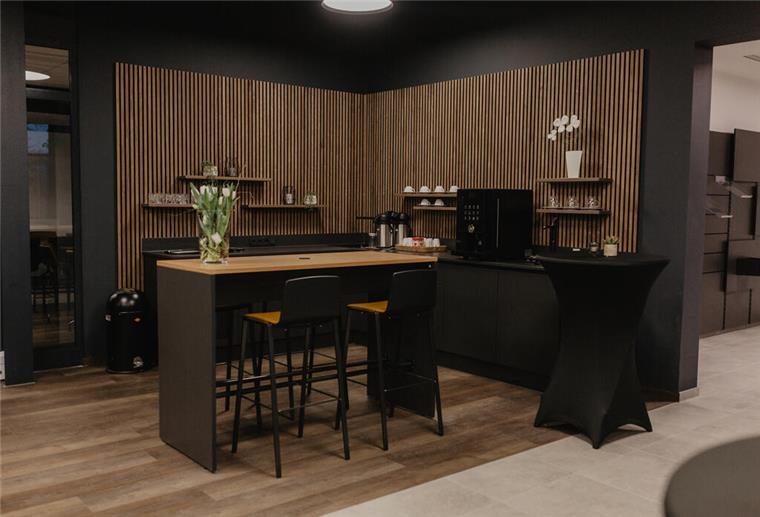 Expansion des Autohauses Brunkhorst geht weiter Die neue Kaffeebar bei Brunkhorst. Hier können die Kunden beispielsweise auf ihr Fahrzeug warten, wenn sich dieses gerade in der Werkstatt befindet.