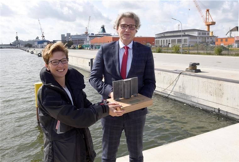 Die neue Kaje ist fertig. Bremenports-Chef Robert Howe schenkt Häfensenatorin Dr. Claudia Schilling ein kleines Stückchen Spundwand.