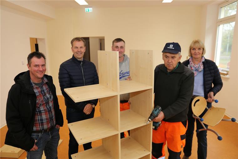 Neue Krippe in Appeln steht vor dem Start Die neue Krippe in Appeln ist fast fertig, es fehlen nur noch die Möbel (von links): Geschäftsbereichsleiter André Holscher, Bürgermeister Guido Dieckmann, Jörn Grotheer, Gerhard Völschow (beide Bauhof) und Karin Bruns (Gemeinde).