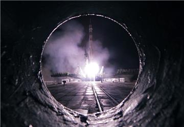 Die neue Langzeitbesatzung der Internationalen Raumstation ist nach sicherem Flug in einer Sojus-Rakete  auf dem Außenposten der Menschheit im All eingetroffen.
