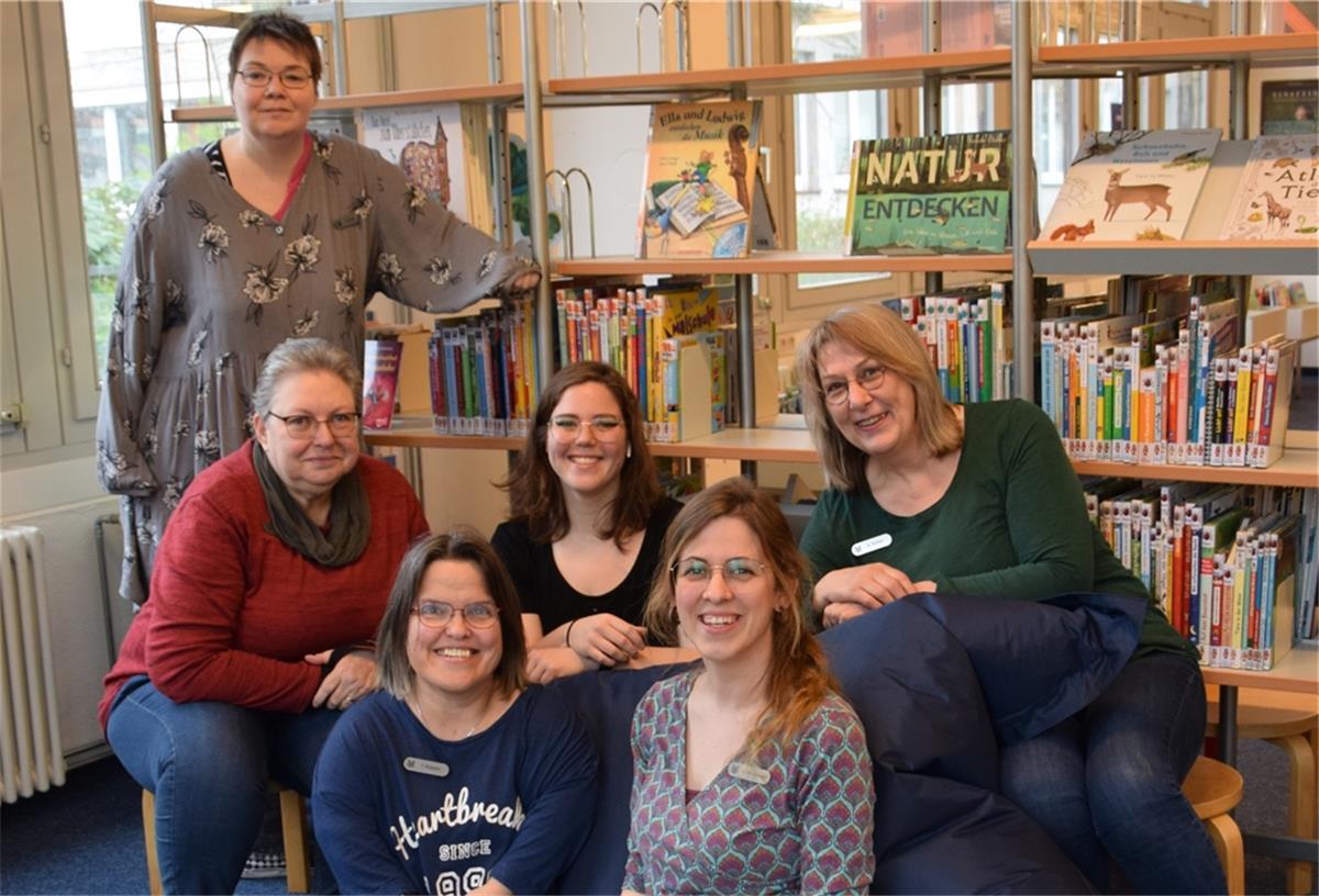 Die neue Leiterin der Stadtbücherei, Marilies Mittelmaier (2. von rechts), im Kreis ihrer Mitarbeiterinnen: Silke Forster, Christiane Wittkowsky, Ina Küpper, Sarah Jürkenbeck und Anja Böltes (von links).