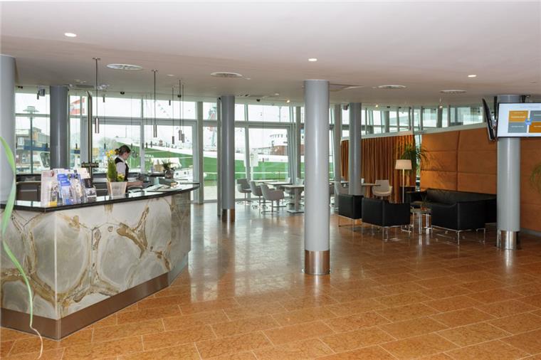 Millionen-Investition im Fischereihafen: Frischzellenkur für das Comfort-Hotel Die neue Lobby im Comfort-Hotel: Durch die Erweiterung Richtung Hafenbecken wirkt das Entrée viel großzügiger als zuvor.