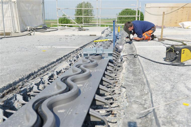 Die neue Lunebrücke in Bremerhaven muss bereits saniert werden. Frank Zeller fixiert die neue Fahrbahn-Übergangskonstruktion mit ein paar Schweißpunkten. Die geschwungene Dehnungsfuge ist besonders geräuscharm, und lässt bei Hitze oder Kälte bis zu 95 Millimeter Bewegung des Stahlbetons zu.