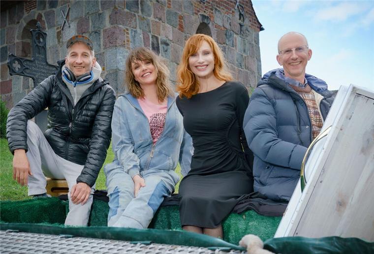 Wurster Nordseeküste: Dreharbeiten für Fernsehserie Eine Gruppe von Menschen vor einer Kirche.