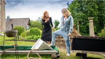 Die neue NDR-Serie „Reisen mit Muddi“ wurde unter anderem in Wurster Nordseeküste gedreht. Es geht um die schwierige Beziehung zwischen Tochter Agnetha (gespielt von Alwara Höfels) und Mutter Naina (Andrea Sawatzki).