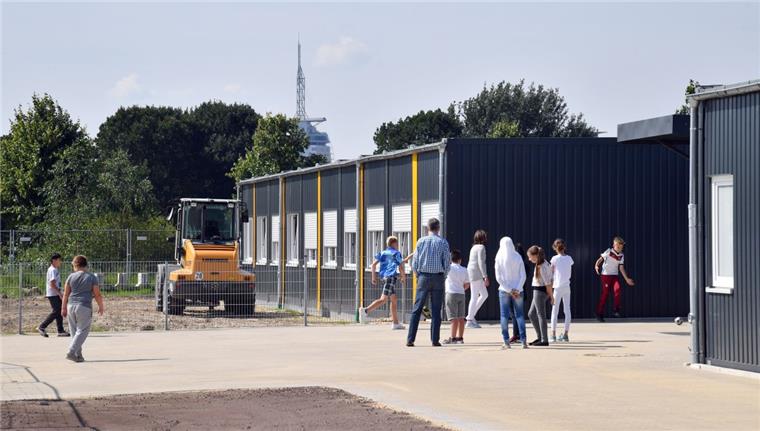 Oberschule Lehe: 60 Kinder erobern neue Containerschule Die neue Oberschule Lehe in der Werftstraße wird eröffnet. Die 50 Container-Module sind eine Übergangslösung, bis ein endgültiger Schul-Standort entschieden ist.