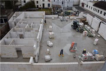 Die neue Sporthalle der Fichteschule in Bremerhaven wächst. Gebaut werden die Außenwände aus großformatigen Kalksandsteinen. Links im Bild die Umkleide- und Geräteräume. Die Halle hat eine Nutzfläche von 421 Quadratmetern.