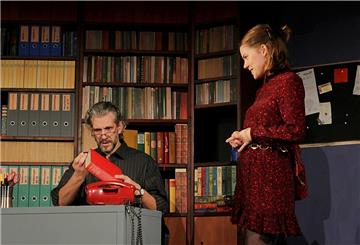 Die neue Studentin (Loretta Müller) bringt Schwung in das Leben des Professors (Cyrus Rahbar).