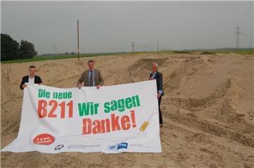 Die neue Trasse der B211 ist gut erkennbar. Das Banner ist ein Dank der Wirtschaft für den Baufortschritt.