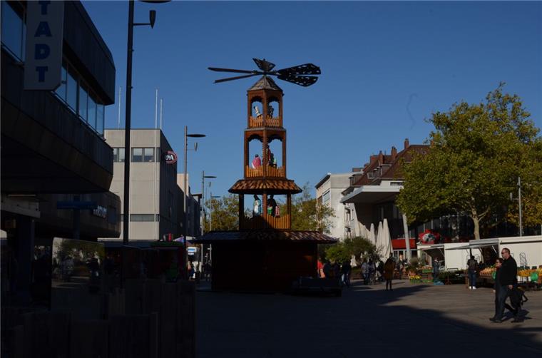 Bremerhaven: Warum die erste Weihnachtsbude schon steht Die neue Weihnachtspyramide vor der Großen Kirche steht bereits. Der TÜV muss sie nun noch prüfen.