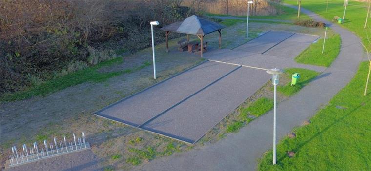 Burhave: Neue Bahnen für den Trendsport Boule Die neuen Boulebahnen sind sogar für nationale Wettkämpfe geeignet.