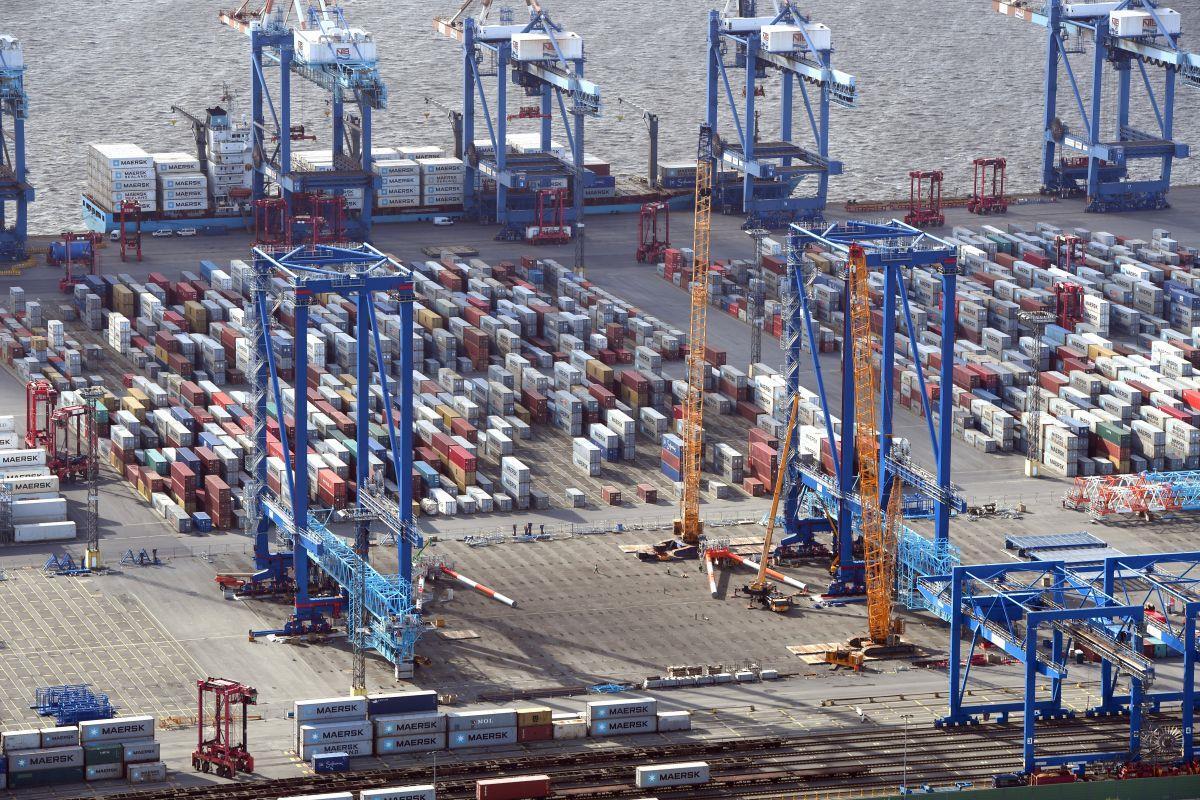 Die neuen Containerbrücken für NTB werden in zweiter Reihe zusammen gebaut. 