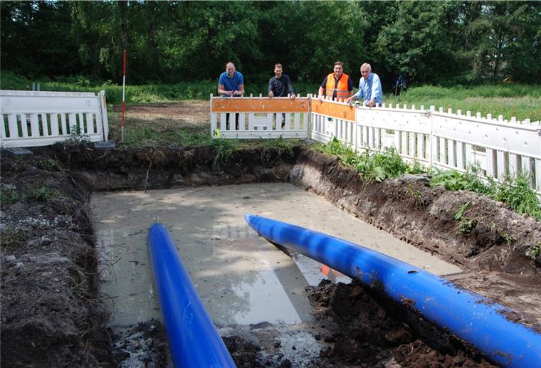 Bad Bederkesa: Neue Leitungen fürs lebenswichtige Nass Die neuen Leitungen werden unterirdisch vorangetrieben. Vom Fortgang der Arbeiten überzeugen sich (von links): Rohrnetzmeister Stefan Thiele, technischer Leiter Nils Richter, Bauleiter Ralf Bergmeier und Wasserwerk-Geschäftsführer Marcus Mende.