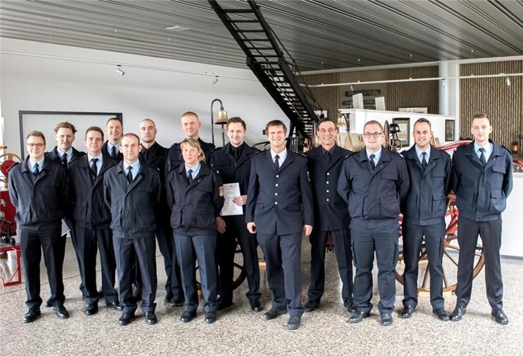 Neue Notfallsanitäter für die Feuerwehren Bremerhaven und Cuxhaven Die neuen Notfallsanitäter nach der Zeugnisübergabe.