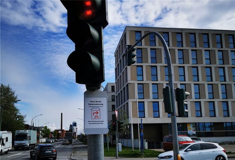 Weserradweg: Stadt hat bei Schildern nachgebessert Die neuen Schilder sind immer noch sehr klein, führen den Radfahrer aber direkt auf die Umleitung.