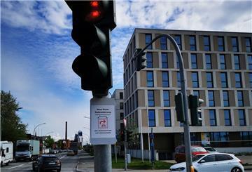 Die neuen Schilder sind immer noch sehr klein, führen den Radfahrer aber direkt auf die Umleitung.