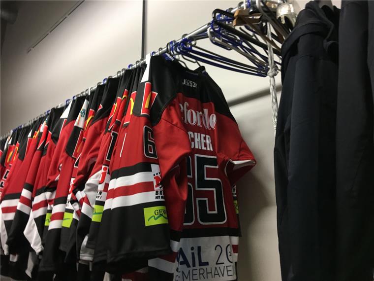 Die Bremerhavener Trikot-Notlüge Die neuen Trikots für die Playoffs sind da.