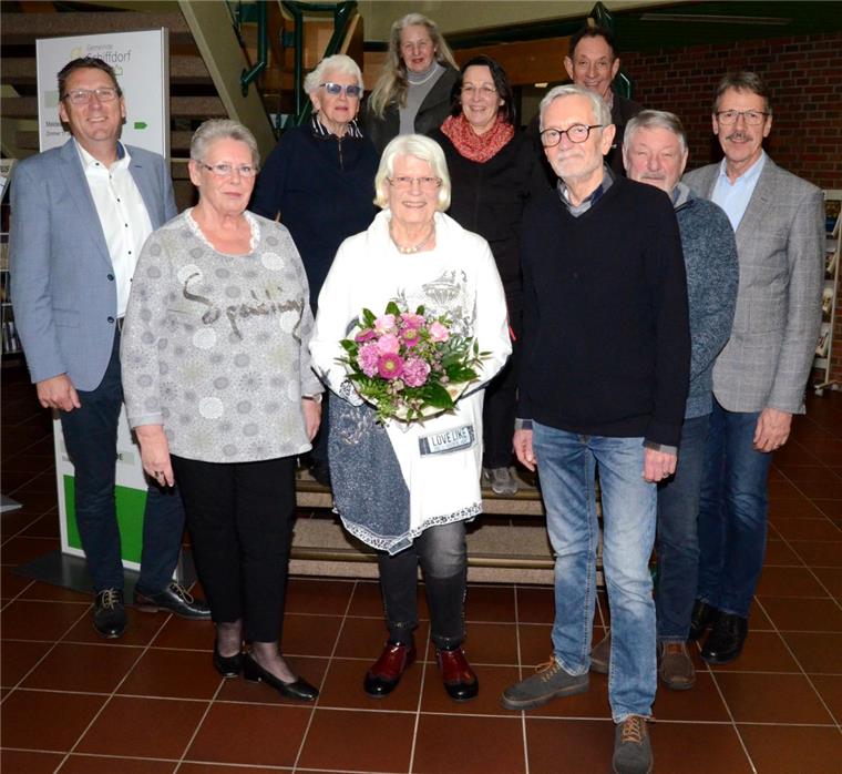 Die neuen und die alten Mitglieder des Seniorenbeirates der Gemeinde Schiffdorf (ab 2. v. links) Anke Zülch (neue 2. Vorsitzende), Gisela Engelken, Erika Diehl (1. Vorsitzende), Ingrid Jeltsch, Helga Kynast, Ralf Galczinsky (2. Vorsitzender), Heinz Kynast, Werner Disse mit Bürgermeister Klaus Wirth (rechts) und dem 1. Gemeinderat Thorsten Küver (links)