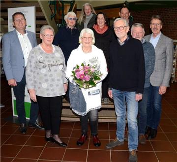 Die neuen und die alten Mitglieder des Seniorenbeirates der Gemeinde Schiffdorf (ab 2. v. links) Anke Zülch (neue 2. Vorsitzende), Gisela Engelken, Erika Diehl (1. Vorsitzende), Ingrid Jeltsch, Helga Kynast, Ralf Galczinsky (2. Vorsitzender), Heinz Kynast, Werner Disse mit Bürgermeister Klaus Wirth (rechts) und dem 1. Gemeinderat Thorsten Küver (links)