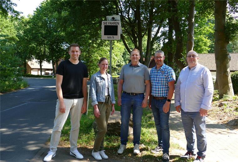 Neue Anzeigetafeln in Düring sollen Raser bremsen Ortstermin zur Verkehrsanzeigetafel an der Lunestedter Straße in Düring