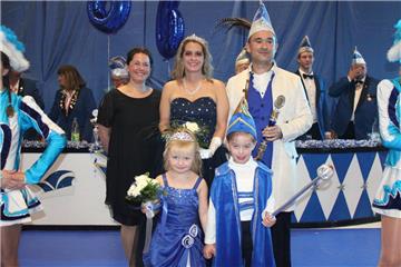 Die neuen Wehdeler Prinzenpaare mit ihrer Adjutantin Maren Bünte (hinten von lin...